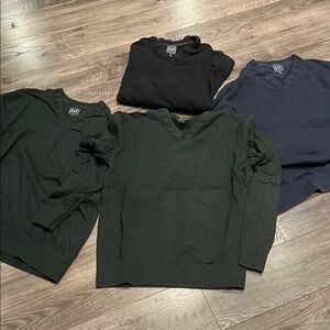 Gap bundle of 4 v neck sweaters all large 2 green one black and one blue